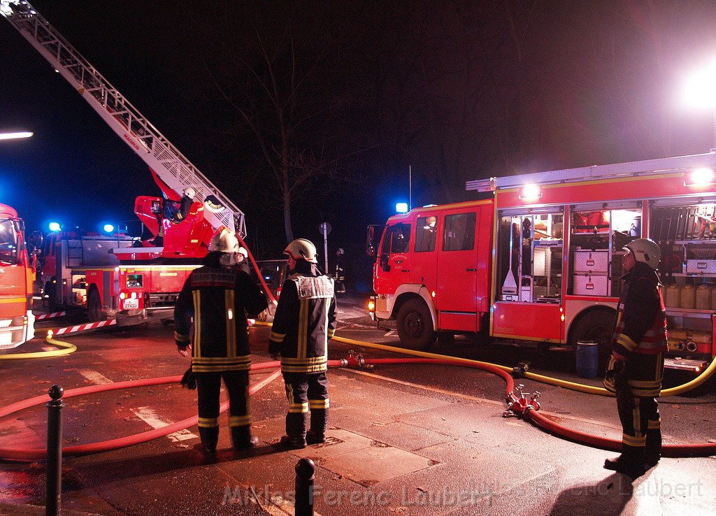 Feuer 3 Dachstuhlbrand Koeln Muelheim Gluecksburgstr P146.JPG